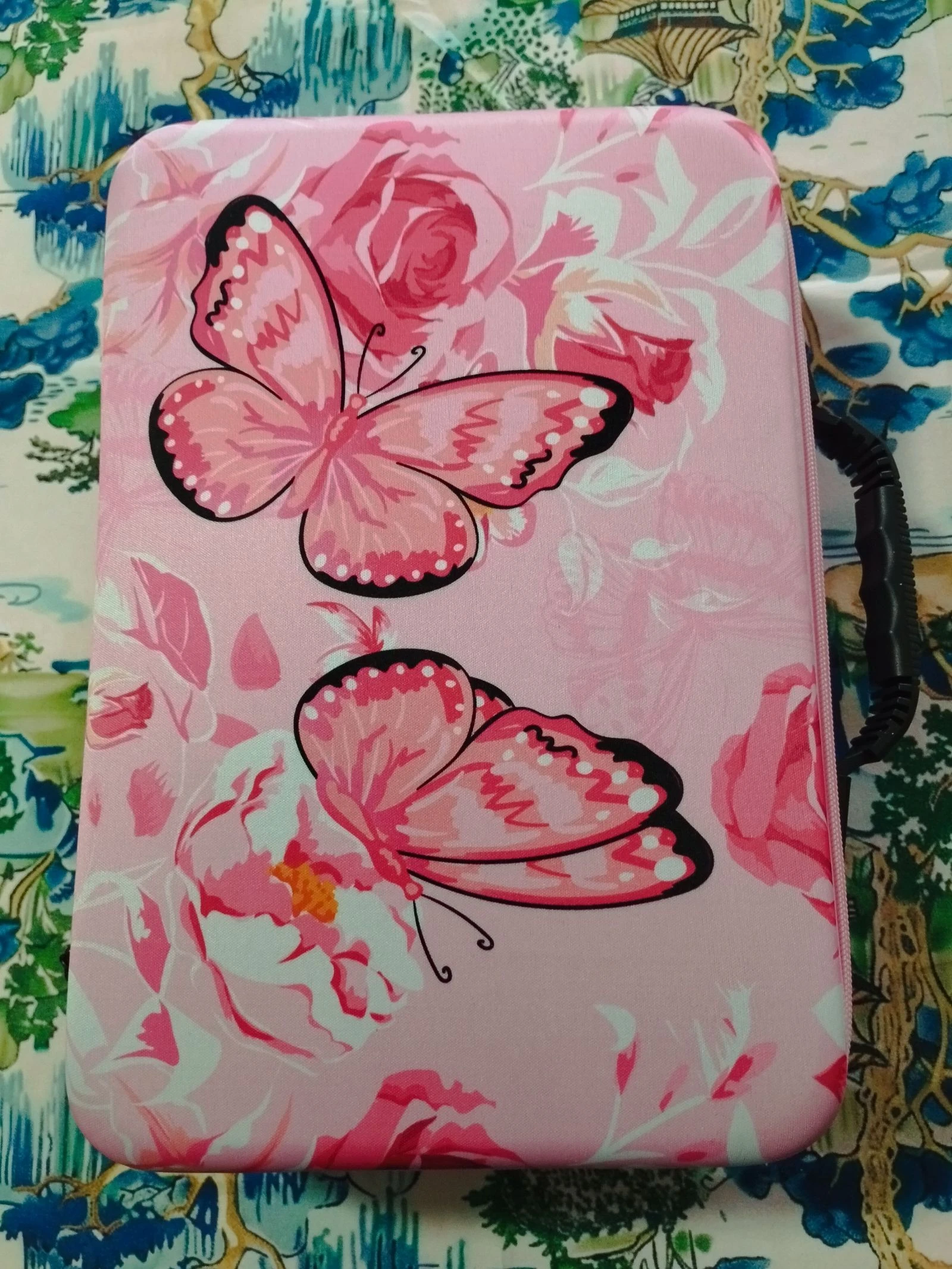 Maletín rosa pintura con diamantes. 120 botes